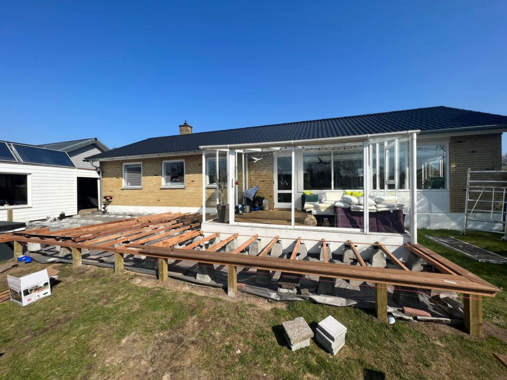 træterrasse under konstruktion
