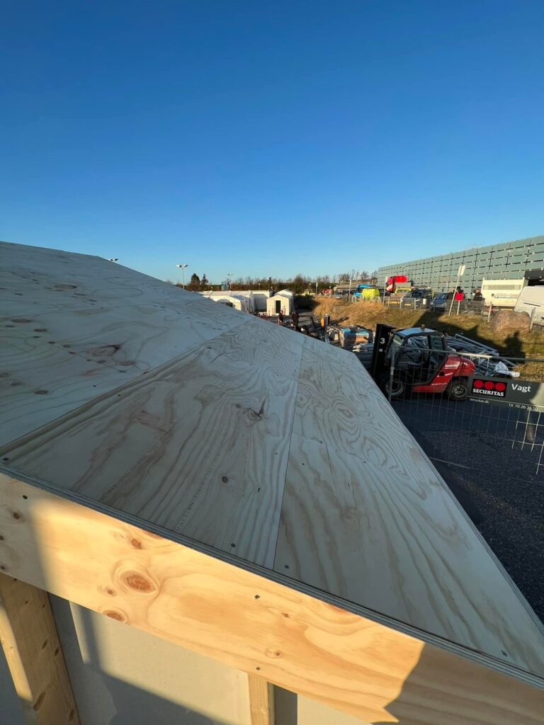 Akut genopbygning efter stormskader på Corona test-center