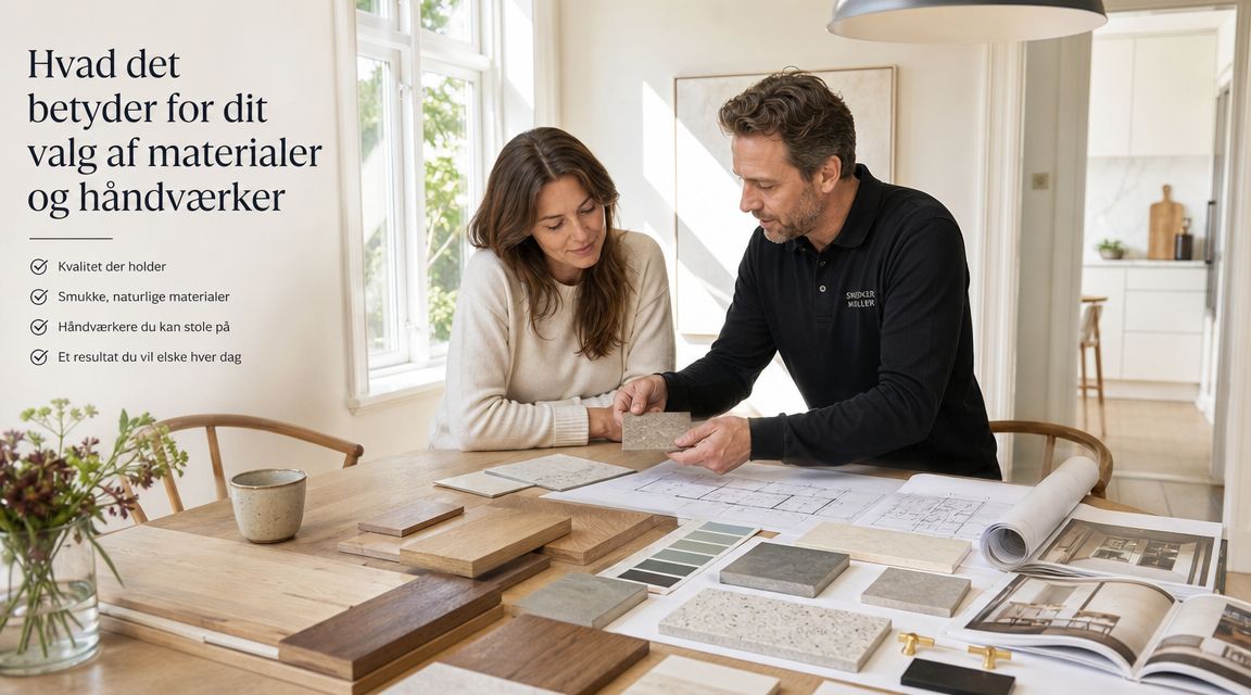 Et par gennemgår materialeprøver og plantegninger med en professionel rådgiver til deres boligrenoveringsprojekt.